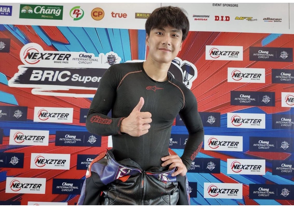 dimensiondemo's tweet photo. RACER OHM PAWAT D2
#BRICSBK2026Round2xOhmD2
#ohmpawat @ohmpawatt

"Ohm" Pawat Chittsawangdee, the superstar racer from Yamaha TNP PTT Lubricants Team, shared his thoughts after the race

"I tried my absolute best this weekend, and I believe both I and the other riders have improved a lot. I made a slight mistake at the start, resulting in a jump start and a long lap penalty. After that, I tried to chase down the pack, but I just couldn't catch up. I pushed with everything I had right before the finish line, but unfortunately, I crashed. 
My spirit was still strong, so I had the marshals help me get the bike back on track and rode it across the finish line. Even though I finished last, I'm still happy."

Anyone Can Be a Hero!
"Personally, I feel that everyone can be a hero in their own way."