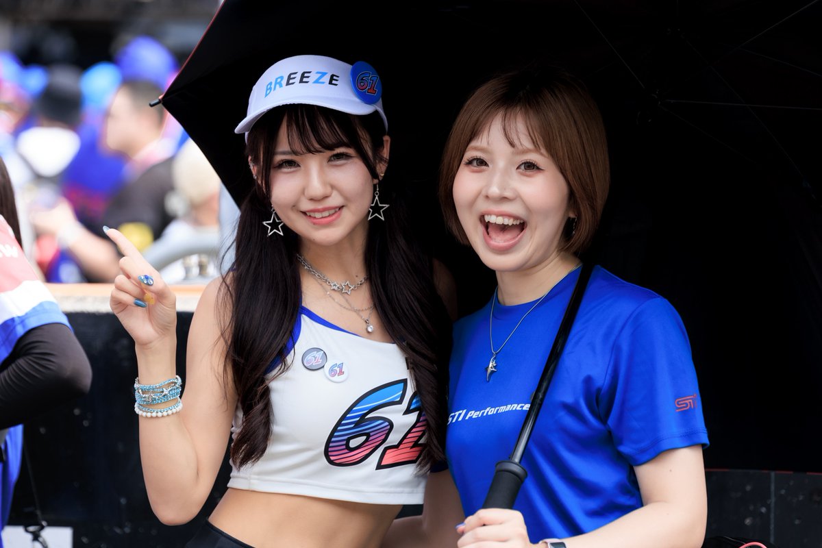 yohkun_m's tweet photo. スーパーGT Rd.4富士
No61 SUBARU BREEZE
ろあち(@Roa_Ezaki)と須藤せりなさん(@serina_sudo)
3人がお水飲んでる間のちょっとした時間に😊

#SUBARU 
#BREEZE https://t.co/KjXdxtY11T