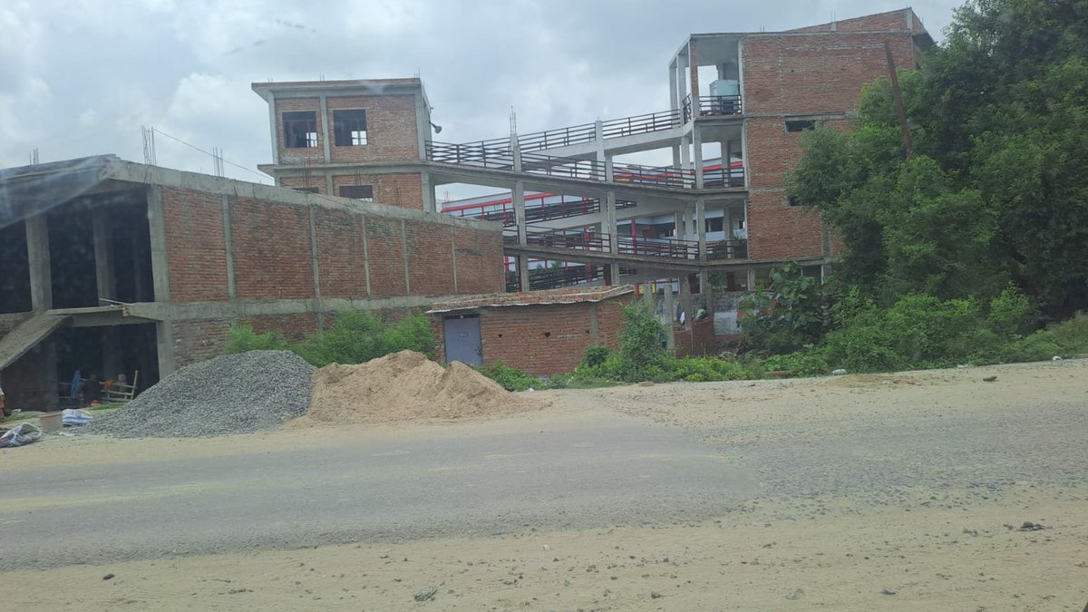 NewsL12045's tweet photo. सराय अकिल थाना क्षेत्र के डॉ.भीष्म सिंह इंटर कॉलेज के पास,करन चौराहा घोसिया स्थित गाटा संख्या867मि, रकबा 0.0110 की भूमि पर जमुना प्रसाद के जमीन पर,बबितादेवी पुत्री धर्मराज,राजेश प्रजापति व अन्य जबरन कब्जा कर मकान का निर्माण करा रहे हैं। @deo__kaushambi @Uppolice @kaushambipolice https://t.co/aHNBO0i1oq
