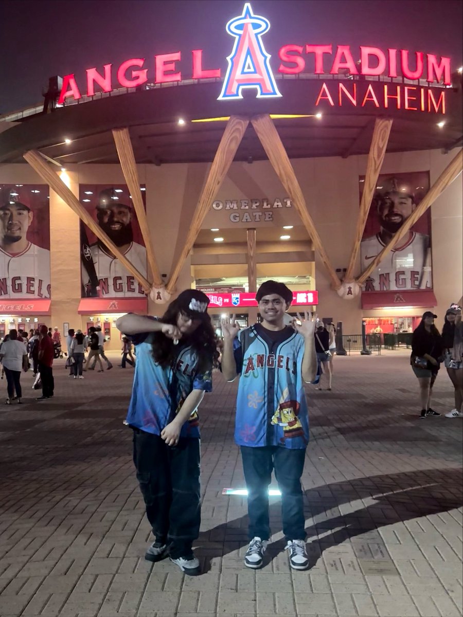 Purrposely16's tweet photo. SpongeBob night We the angels https://t.co/1X7DwccfJq