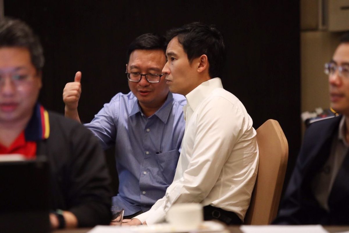 Pita_MFP's tweet photo. เหนื่อยได้ ท้อได้ แต่ห้ามถอย https://t.co/5jKdFEuT6m