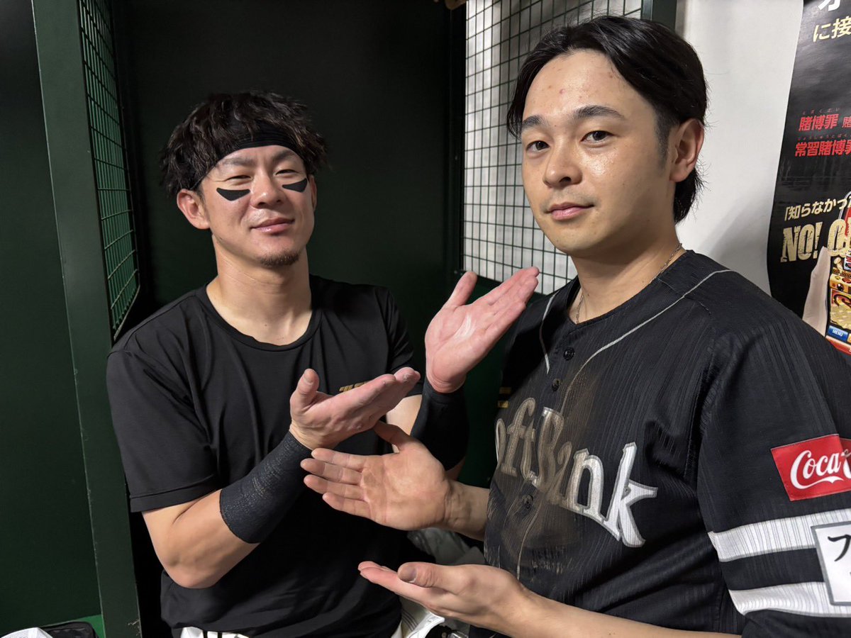 HAWKS_official's tweet photo. きょうのヒーロー⭐︎
貴重な追加点となるタイムリー2ベースヒットを放った #川瀬晃 選手！
そして悪天候の中でも #牧原大成 選手との鉄壁の二遊間は健在でした👏

#全新 #sbhawks https://t.co/h3cKhgS5hf