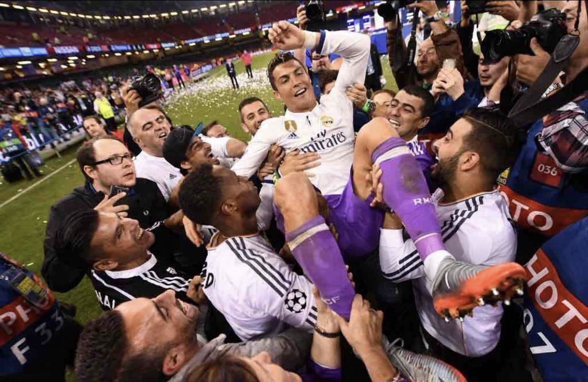 thedukeofmadrid's tweet photo. Rare picture of Joan Laporta being lifted in the air by his teammates 😭😭 https://t.co/wTgvUZOvX4