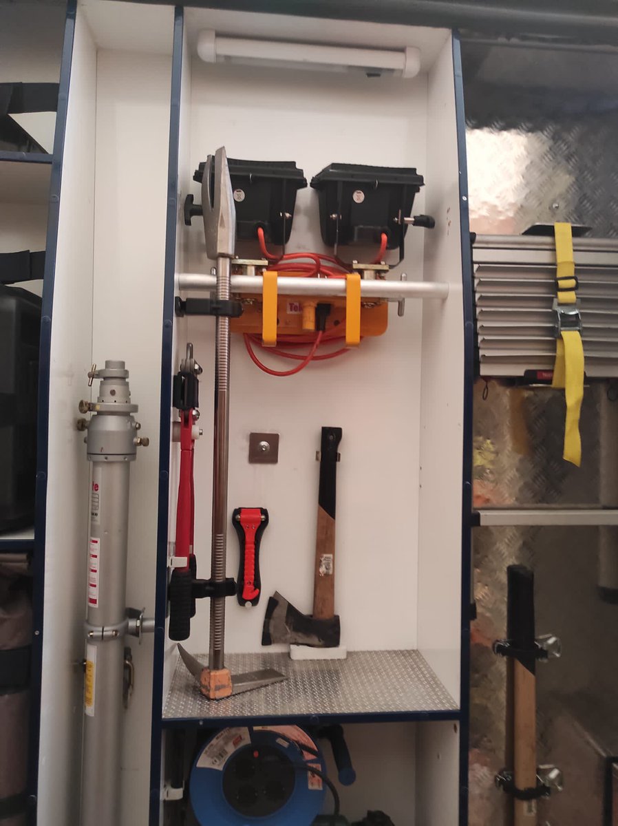 PCivil_Alcorcon's tweet photo. Nuestros Compañeros no sólo realizan tareas asistenciales en los siniestros. Cuando son especialmente complejos, realizan labores de apoyo (iluminación, perímetro de cobertura al Paciente, apoyo adicional de material sanitario fungible…)
#Logística
#ProtecciónCivil
#Alcorcón https://t.co/mW5P770gDL