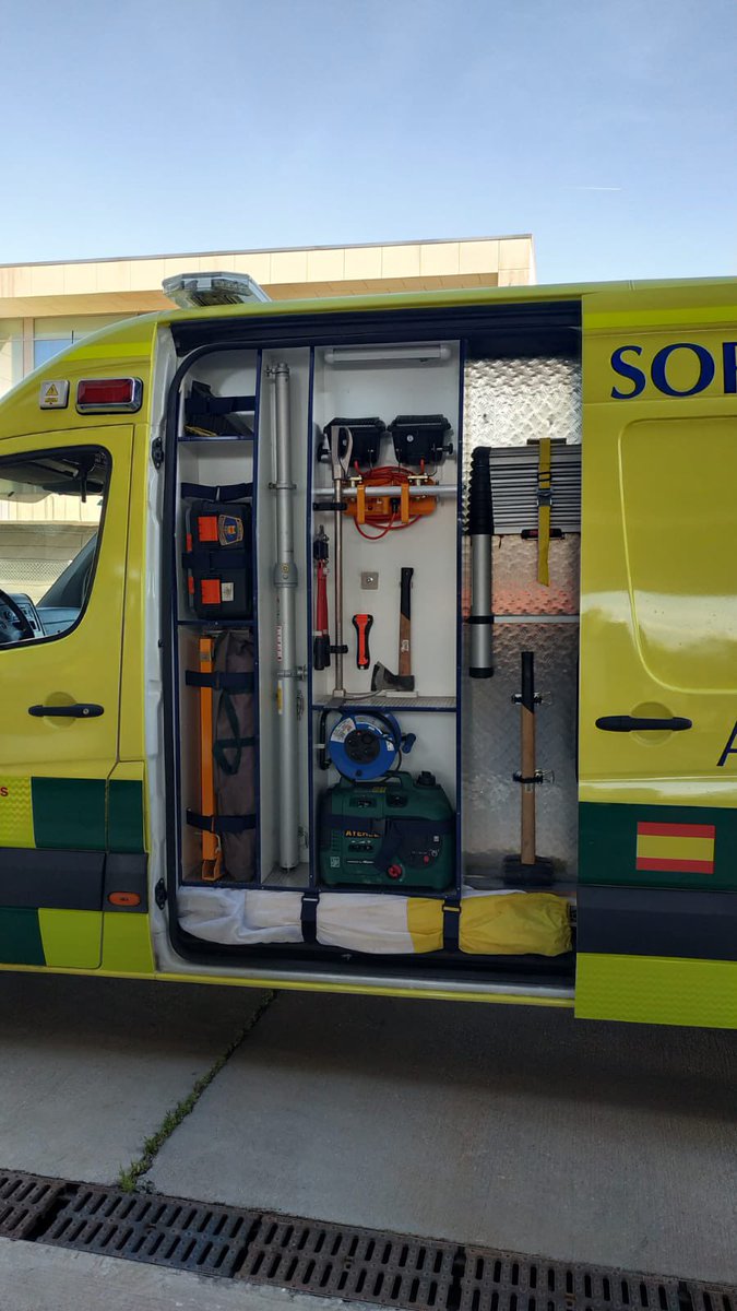 PCivil_Alcorcon's tweet photo. Nuestros Compañeros no sólo realizan tareas asistenciales en los siniestros. Cuando son especialmente complejos, realizan labores de apoyo (iluminación, perímetro de cobertura al Paciente, apoyo adicional de material sanitario fungible…)
#Logística
#ProtecciónCivil
#Alcorcón https://t.co/mW5P770gDL