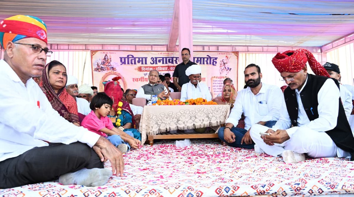 ashokgehlot51's tweet photo. जाट समाज मुख्यालय, सालवा कलां, जोधपुर में स्वर्गीय श्री लिखमाराम जी कुकणा (राजा) की प्रतिमा का अनावरण किया। साहस, सेवा और ईमानदारी के प्रतीक रहे राजा जी को विनम्र श्रद्धांजलि। https://t.co/yOKXsQRSiA