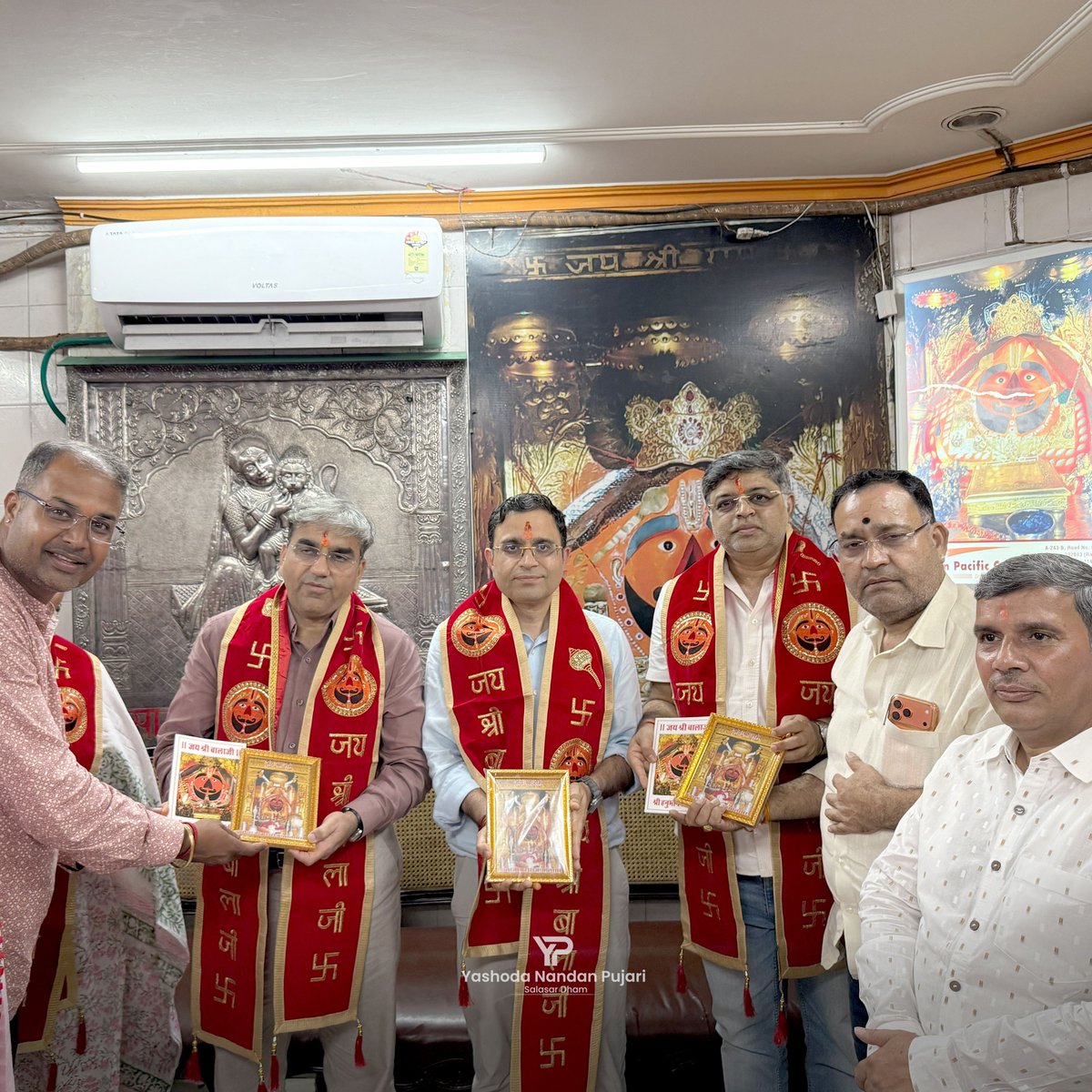 JodhaPujari's tweet photo. माननीय उच्च न्यायालय के न्यायाधीशों ने किए श्री सालासर बालाजी महाराज के पावन दर्शन 🙏🚩

आज माननीय न्यायमूर्ति श्री मुकेश राजपुरोहित जी, न्यायमूर्ति श्री सुनील बेनीवाल जी एवं न्यायमूर्ति श्री संदीप शाह जी श्री सालासर बालाजी महाराज के पावन धाम पधारे।
मुझे उन्हें श्री सालासर बालाजी महाराज के दिव्य दर्शन एवं विधिवत पूजा-अर्चना करवाने का सौभाग्य प्राप्त हुआ। उन्होंने देश, प्रदेश एवं समस्त जनमानस के सुख, समृद्धि और कल्याण की प्रार्थना की।
दर्शन उपरांत श्री हनुमान सेवा समिति, सालासर द्वारा उनका आत्मीय स्वागत एवं सम्मान किया गया।

॥ श्री सालासर बालाजी महाराज सभी पर अपनी कृपा बनाए रखें ॥
– यशोदानंदन पुजारी (सालासर धाम)
🚩 जय श्री सालासर बालाजी 🚩 

#SalasarBalaji #SalasarDham #JaiShreeBalaji #YashodanandanPujari #HanumanJi #BalajiMaharaj #DivyaDarshan #SanatanDharma #HanumanBhakt #Rajasthan