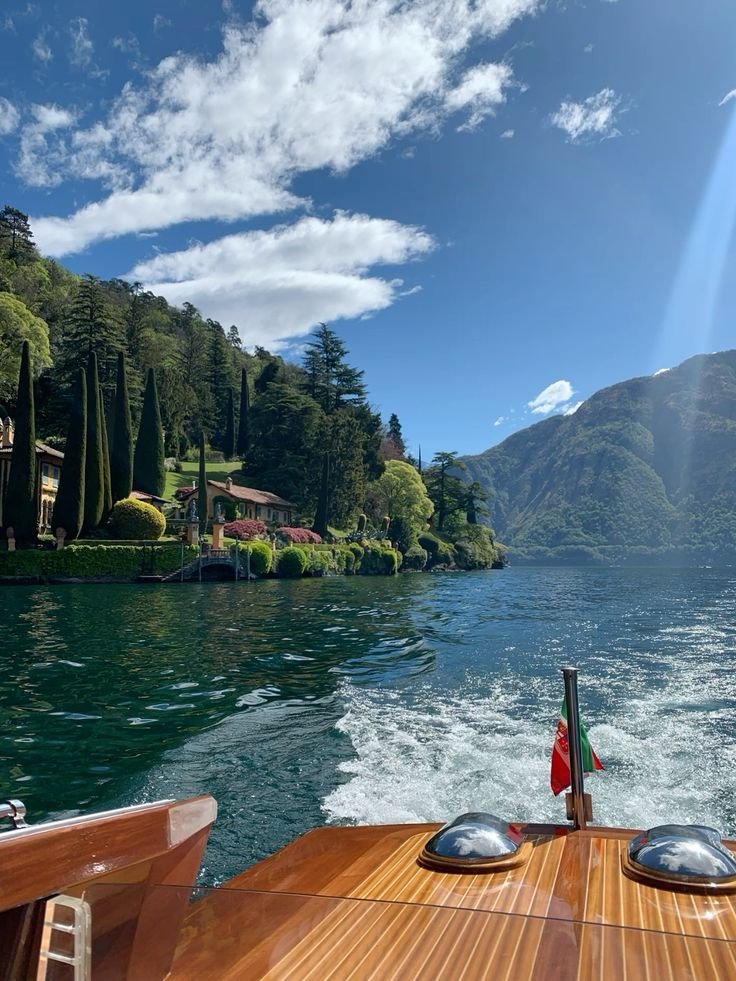 silenttearthh's tweet photo. Lake Como 💚 https://t.co/28FyHvTAgH