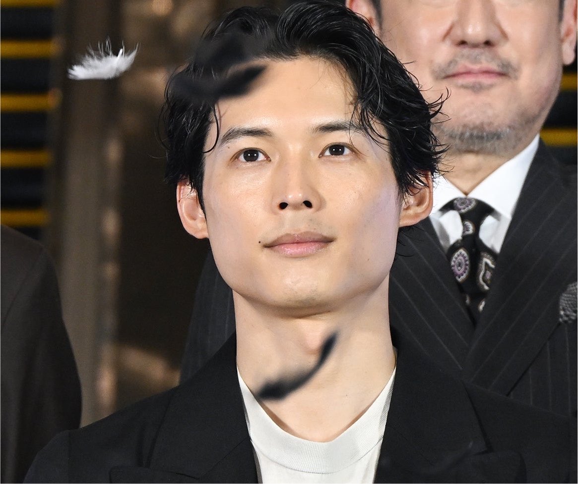 _0501_days's tweet photo. 松村北斗、40代で髭ダンディ無双確定で神 https://t.co/y7LK7CqgZm