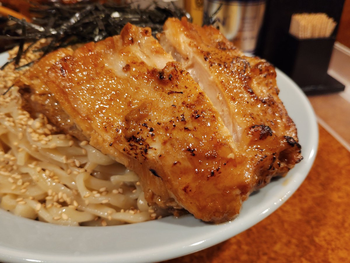 JRK_RM_TMK's tweet photo. 🍜麺の蔵 かめだ屋🍜
大将イチオシ🎶
初恋の味つけそば400gTP🐷①
カミサンは200gで
この甘酸っぱいスープ、ホント美味しいなぁ💕麺との相性も最幸⤴️…てか大将っ‼️🐷盛り過ぎです🙇‍♂(笑)🐷は絶品✨ヤワホロで味付けバッチリ👍肉の旨みも堪らん🥰神ウマ💮ごちそうかめだ屋さま💯🈵💯🈵@2012Kamedaya https://t.co/UfcNyF8KNL