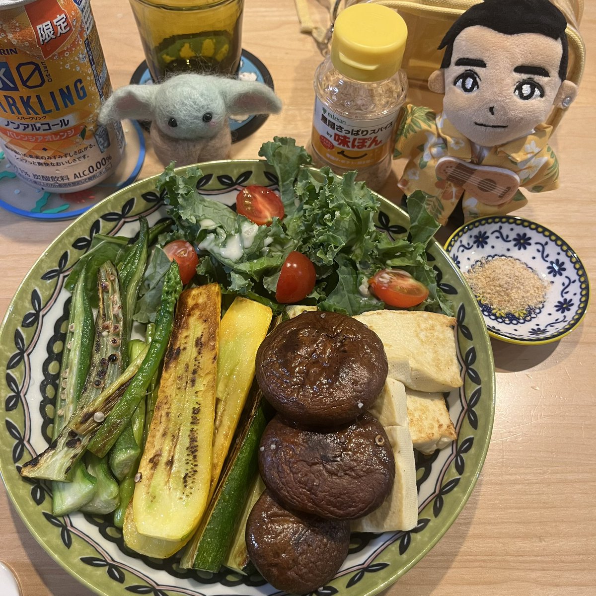 keicbvr2's tweet photo. 今日の晩ご飯は昨日のナイトマーケットで買ったズッキーニとオクラ、産直市場で買ったカリーノケールと椎茸、アスパラ
スーパーで買ったプチトマトと豆腐

新鮮野菜おいしい♡

ひとりご飯なので自由に簡単に昨日のリセット https://t.co/JPcwKiJukX