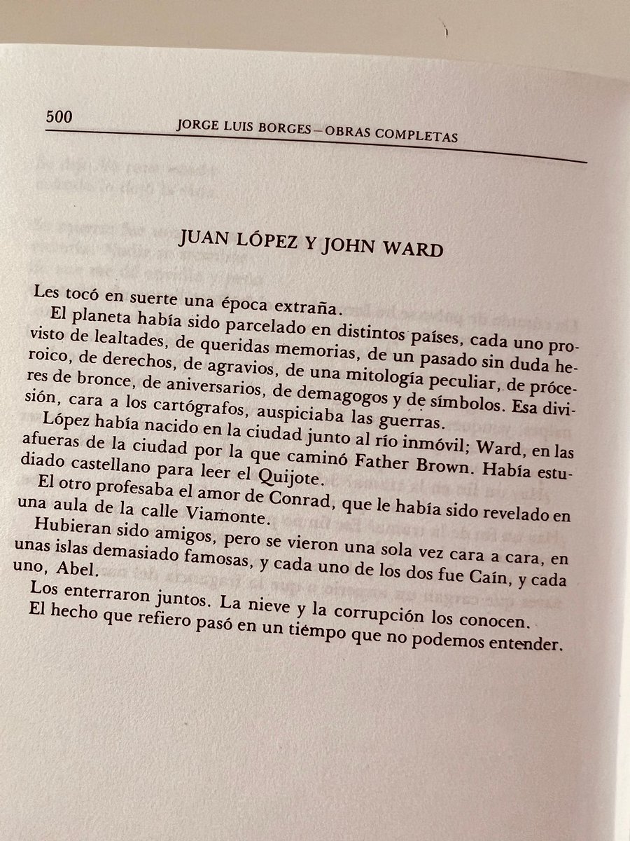 BorgesJorgeL's tweet photo. ¿Cuál fue el primer poema de Borges que te conmovió? ¿Por qué?

Empiezo yo: «Juan López y John Ward».

Lo leí en mi adolescencia. Tenía un amigo inglés y me fascinó la mirada de Borges: «Hubieran sido amigos […] y cada uno de los dos fue Caín, y cada uno, Abel».
E. https://t.co/dIQ2cl484e