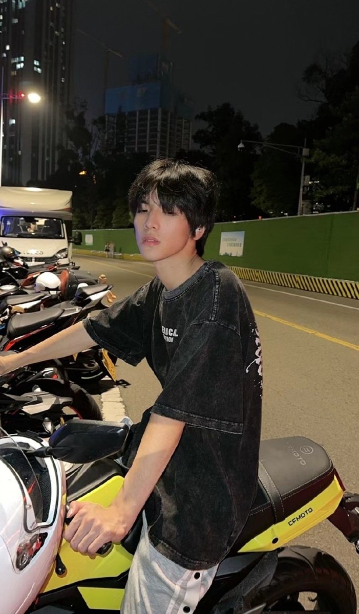 zzyckjw's tweet photo. 弟弟真的挺帅的，重庆男孩都是这种又白又帅的吗，干他的穴真的很爽，给他干流水了是不是给他干爽了，梦里有感觉吗 https://t.co/MXZMi8QAL8