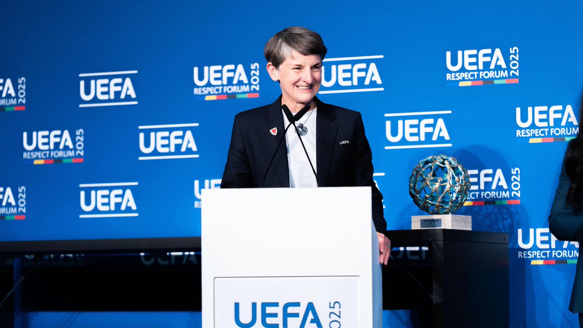 womensfootie_id's tweet photo. Wakil presiden UEFA Laura McAllister dari Wales adalah orang pertama yang mengusulkan perlunya boikot pada rapat darurat UEFA. Ide ini langsung dapat dukungan saat rapat darurat. 

Lise Klaveness, presiden dari NFF (PSSInya Norwegia) adalah adalah orang yang menyerukan langkah selanjutnya serta perlunya menanganinya dengan tepat, seperti kemungkinan mengadakan rapat darurat dengan UEFA dan dewan FIFA.

Dua perempuan ini punya peran krusial untuk melawan ide FIFA.

Hidup perempuan melawan! ✊🏻