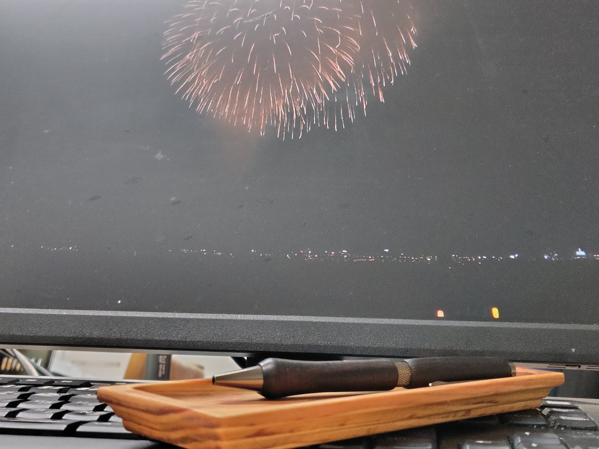 TrumpetFukiK's tweet photo. 夏の夜の日記タイム。
トレイ→肥松(ケンタローパパ)
ボールペン→黒檀(遊心)

肥松の模様にオールブラックのペンが映えます。
今日は長岡花火大会ですね。中継をパソコンで見ながら夏の風物詩を堪能しております。
夏って感じです！ https://t.co/6jUmCaWimW