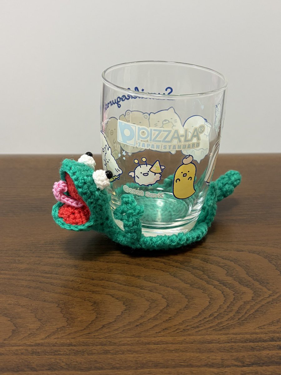 knynhtn's tweet photo. トカゲのコースター編んだ
飲み物を置くとグエエエエってなる
口の中どうなってるんやろ？と思ってYouTube見ながら編んでみた🧶

#編み物 
#かぎ針編み
#コースター https://t.co/xaIdIy82OJ