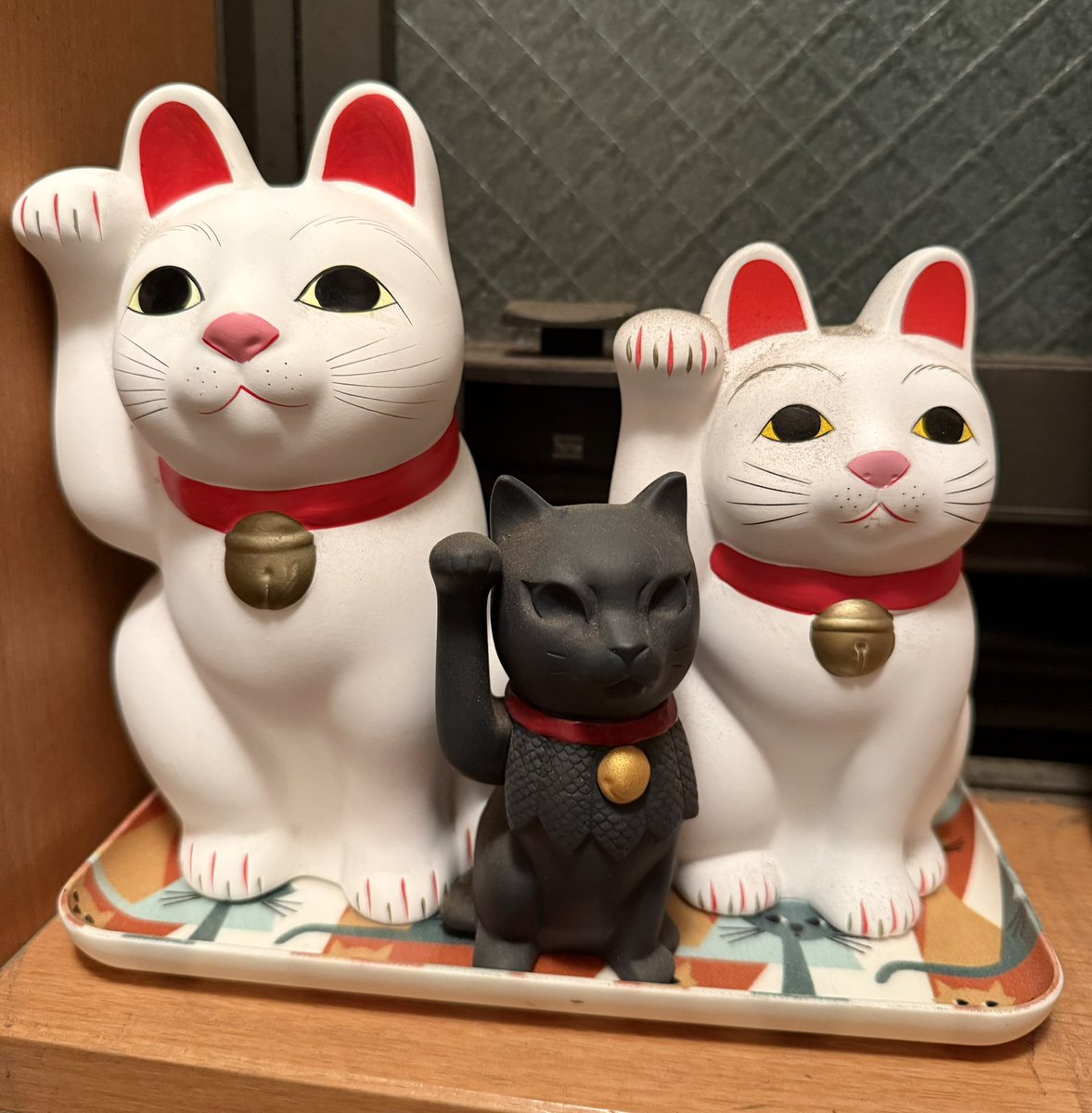 dora_hon's tweet photo. 玄関にいらっしゃるネコ様。初代の一番大きなニャンを洗ったら、キレイになって右の子の汚れが目立ってしまいました。また今度洗います。 https://t.co/4y2XcD7jST