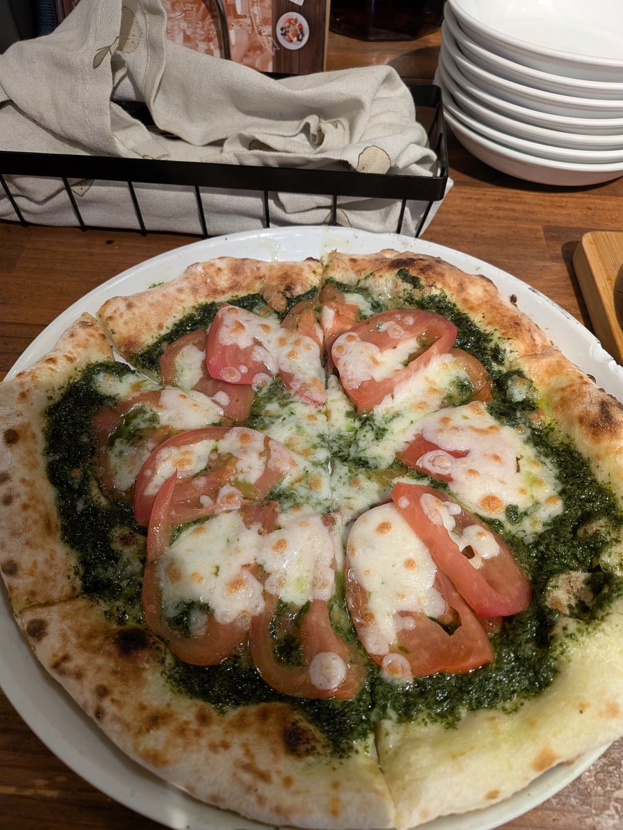 191rtxr3CAEJ2az's tweet photo. 昨夜はちょっと浮気して
ヨリゲリータではなく
フレッシュトマトとバジルのピザ✨

自家製ベーコンとナスとトマトのパスタも美味すぎて腹パンパンで帰りました😋

飯食ったのに
この画像見たら腹減ってくる😛

#赤バル https://t.co/cWXsNqIzoO