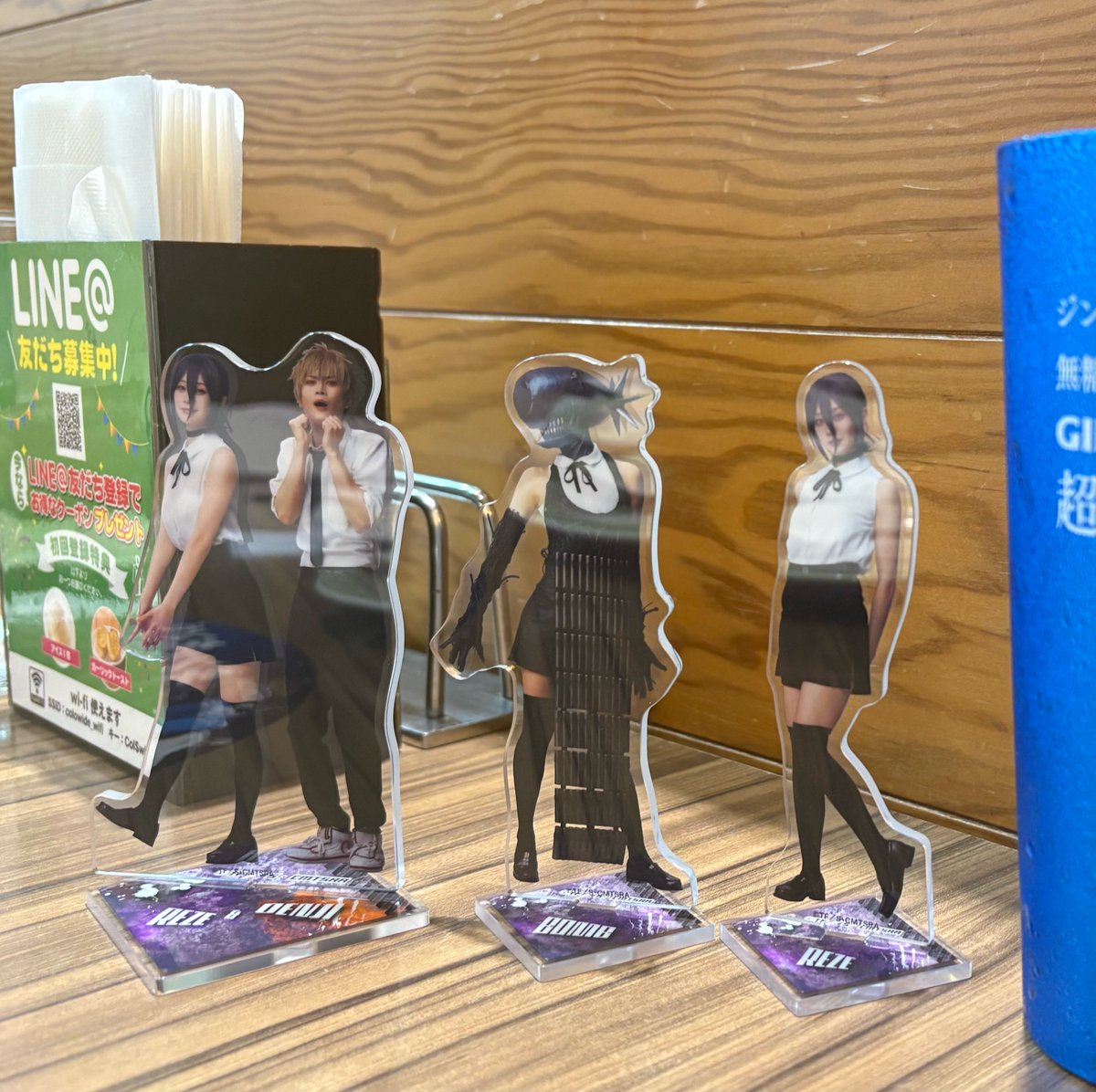 Hamuo815's tweet photo. 私が交換してもらったレゼとボムのアクスタ眺めてニコニコしてたら向かいに座ってた連れは同じく入手したビームくんと暴力くんとチェンソーマンonビームのアクスタ並べてニコニコしてたのかなり良かった　濃いメンツだった https://t.co/LLoF1JabGm