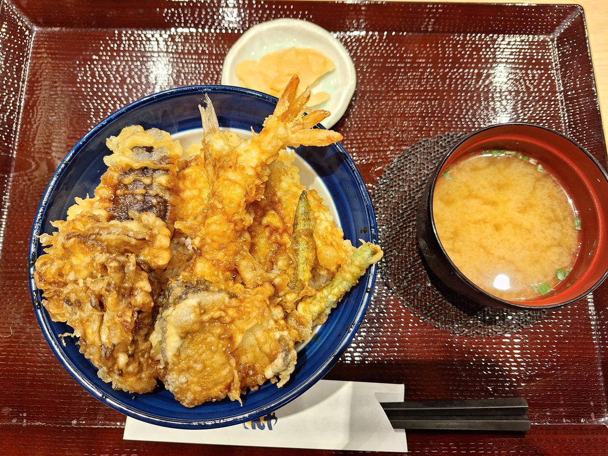 ccino0204's tweet photo. 私も夕ご飯天丼にした！(*´∀｀*)
まるくんが作ったのにできるだけ寄せた(大葉とオクラはなかった)。 https://t.co/NRbhmup6fv