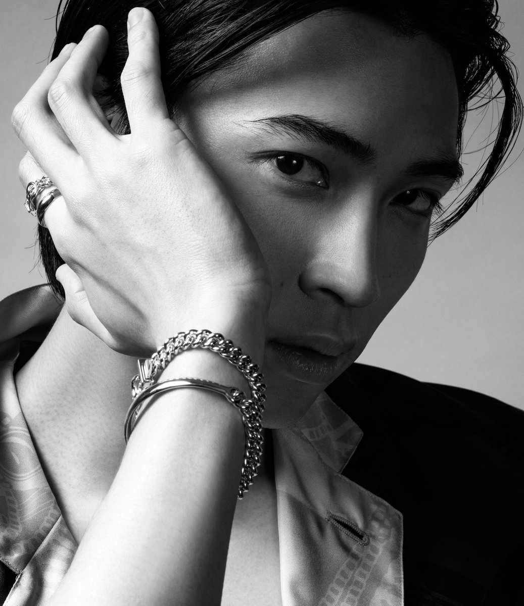 sasaguchi_photo's tweet photo. AERA Style Magazine Webより

俳優の庄司浩平君が纏うジュエリー
モノクロームバージョンです。

男らしさの中も品の良さを感じました。

#aera #庄司浩平 https://t.co/iRs9qg4UOy