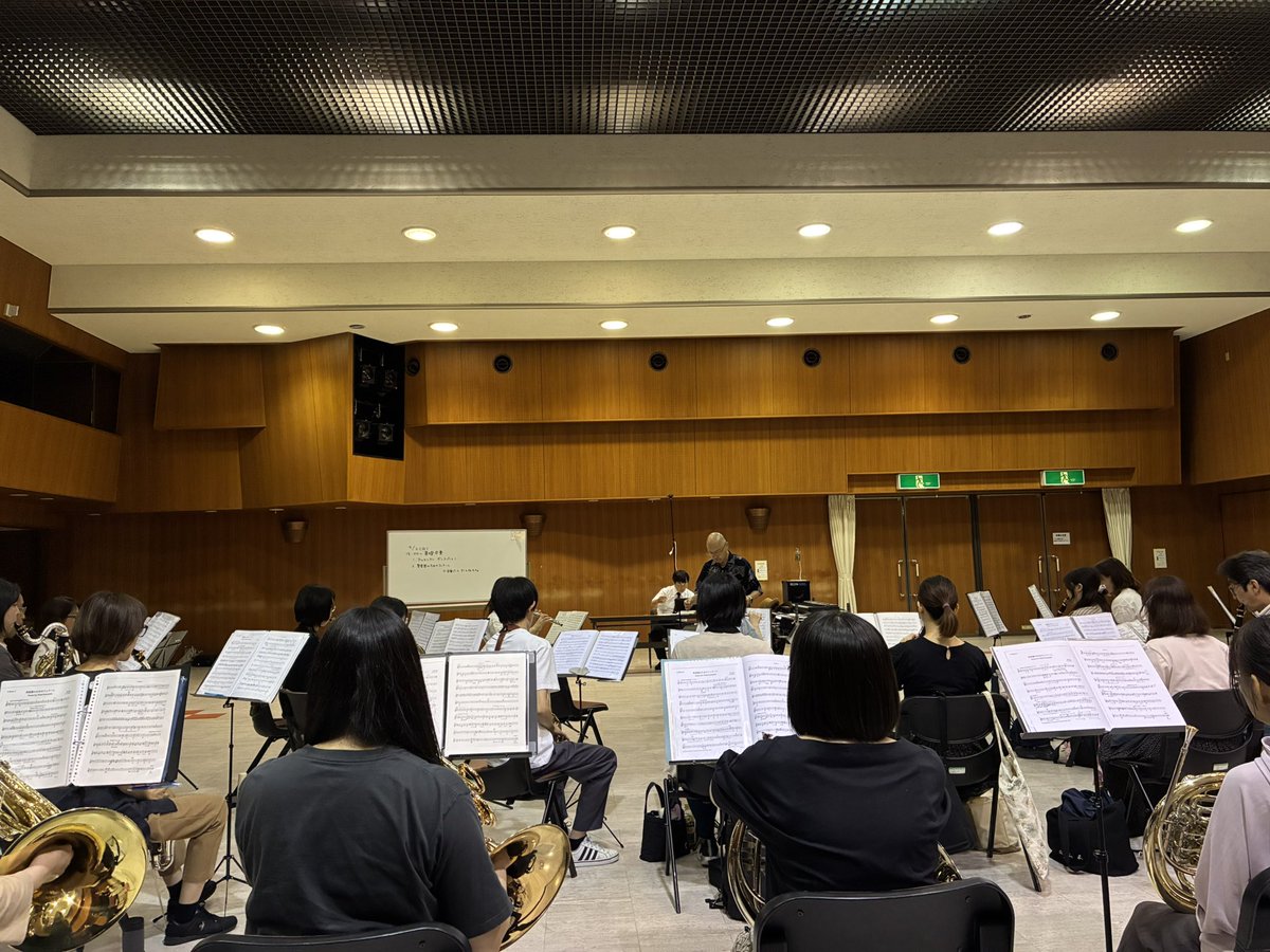 ikomawind's tweet photo. 昨日、本番を終えましたが、来週に迫ったコンクール本番に向けて今日も練習です。
今日は石田先生のレッスンでしたが、お仕事帰りの三宅先生も駆けつけていただき、細かく練習しています。
残りわずかな練習、最後まで頑張ります！ https://t.co/HRWqqR9uRh