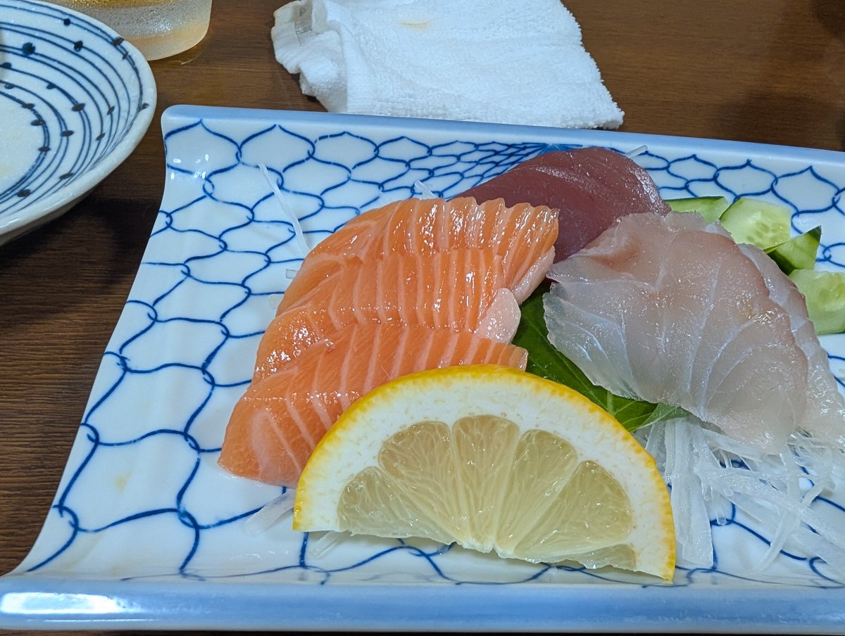 8246koji's tweet photo. 沖縄空手世界大会の後、道場の人達とは解散し、その後、南風原町で友達と夕食。お酒は飲めないけど、数年ぶりに会って色々お話できて楽しかった〜。明日、大阪に帰ります😢 https://t.co/NqeEY9GUVb