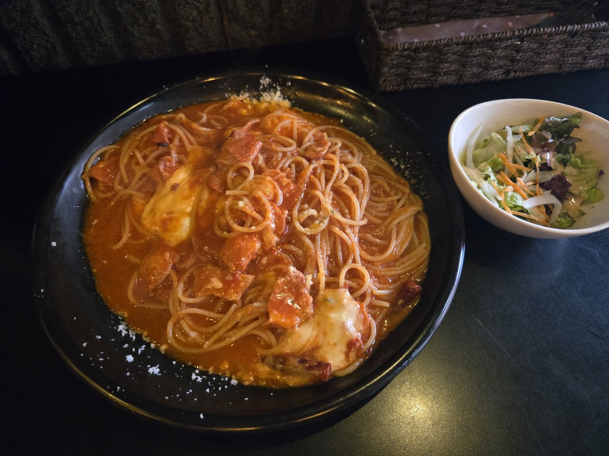 tororontyan's tweet photo. エアコン壊れてるのか店内めっちゃ暑かったけど、めっちゃ旨かった！
アラビアータにモッツァレラチーズトッピング

欲を言えば麺量1.5倍盛りにした割に少なめだった事くらいかな？ https://t.co/WwJQYBMRe9