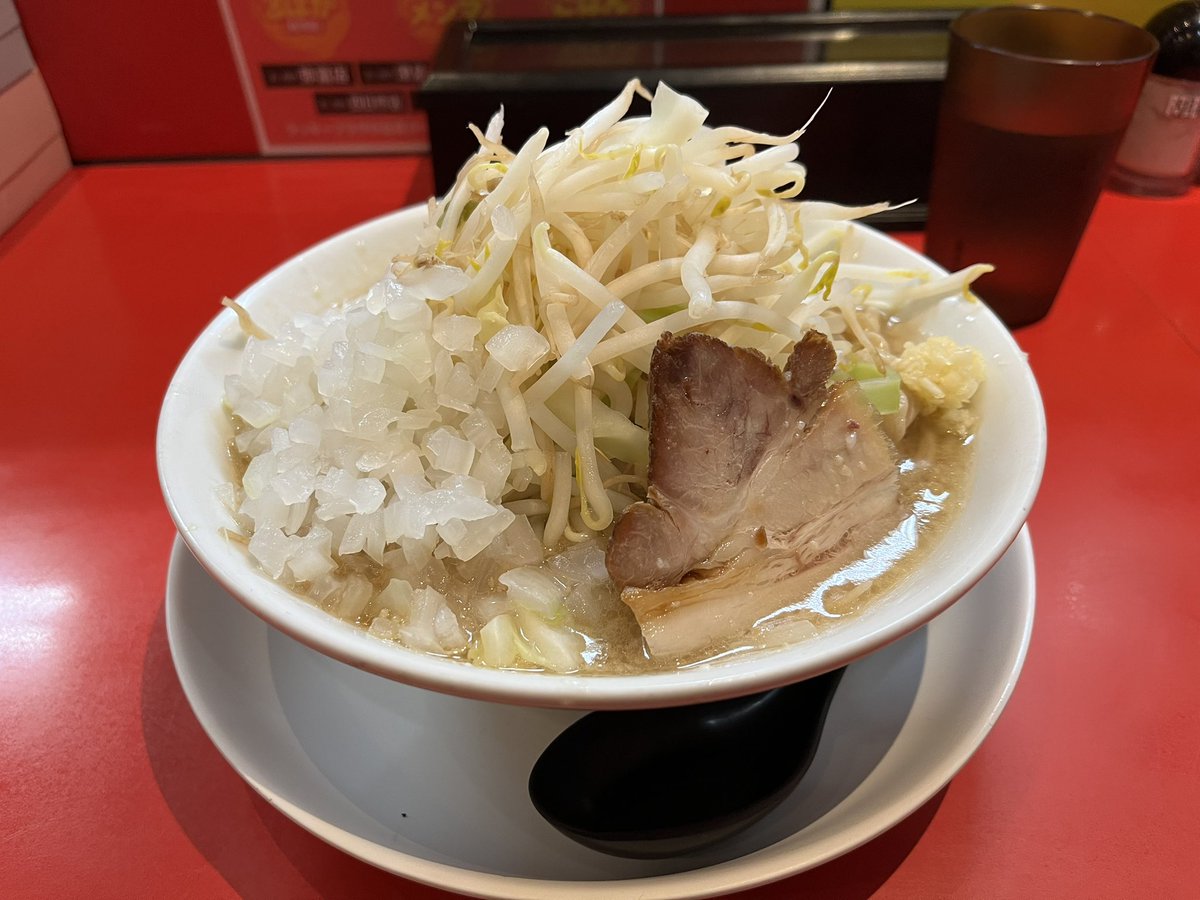 k____o77's tweet photo. 雨雲通過待ちの弥富でラーメン

浮浪者紛いが
「遅れたけど今からバイト良いですか？」
って入ってきてた。

いやいや、その風態で飲食店はダメでしょう。歩く病原菌みたいなカッコして...

ちゃんと断ってたけど、アレがタイミークオリティーなのか？
ラストオーダー近いし、飲食って大変だな... https://t.co/VRR7e1D54z