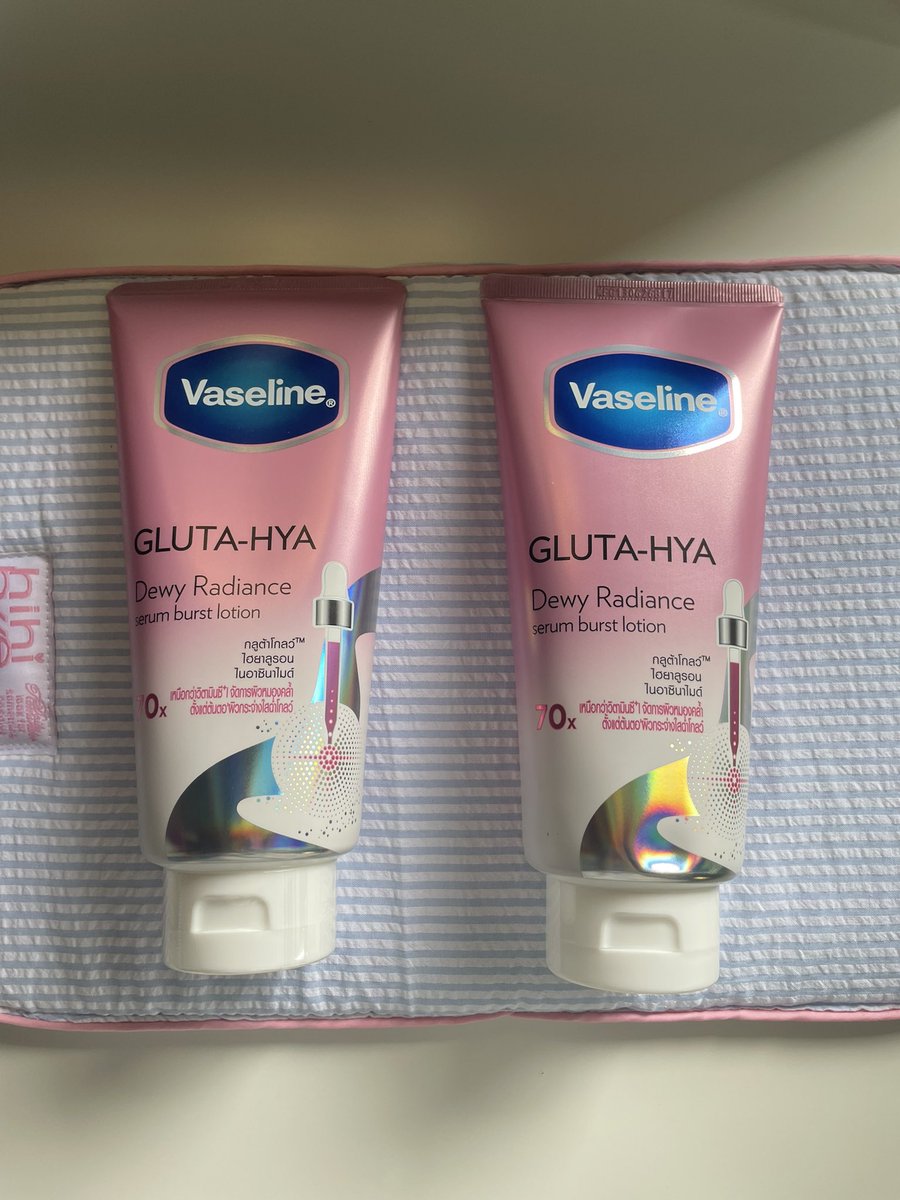 hasun03531's tweet photo. เราขอมาแนะนำ ครีมทาผิวของ Vaseline Gluta-Hya สีชมพูนะคะ สูตรนี้จะช่วยจัดการผิวหมองคล้ำเสียให้มีความชุ่มชื้น เราใช้ทาเช้าเย็นผิวดูกระจ่างใสขึ้นนะคะ ต้องทาสม่ำเสมอน้าถึงจะเห็นผลได้เร็วขึ้นเลยค่ะ เนื้อครีมมีความบางเบา ทาแล้วจะมีความหอม เวลาทาเสร็จเนื้อครีมจะแตกตัวเป็นน้ำ ซึ่งจะทำให้ซึมเข้าผิวได้ไวยิ่งขึ้น ไม่เหนอะหนะเลยค่ะ แถมตะกร้านี้ได้ถึง 2 ชิ้นเลยน้า ใช้ได้ยาวๆเลยนะคะ ราคาน่ารักมากไม่เกิน250บาทเลย😻 #shopeeaffiliate #ครีมทาผิว 

📌พิกัด    https://t.co/jhhC3BAuMK