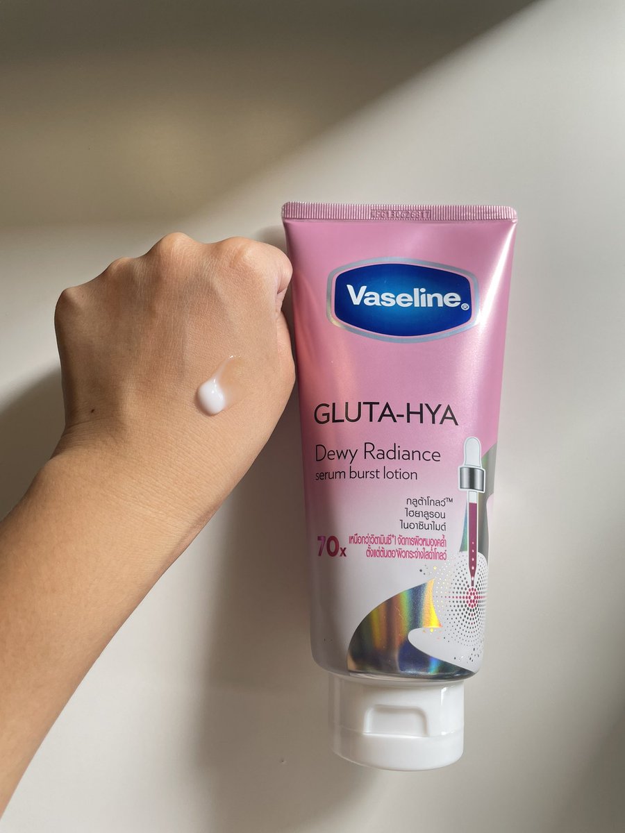 hasun03531's tweet photo. เราขอมาแนะนำ ครีมทาผิวของ Vaseline Gluta-Hya สีชมพูนะคะ สูตรนี้จะช่วยจัดการผิวหมองคล้ำเสียให้มีความชุ่มชื้น เราใช้ทาเช้าเย็นผิวดูกระจ่างใสขึ้นนะคะ ต้องทาสม่ำเสมอน้าถึงจะเห็นผลได้เร็วขึ้นเลยค่ะ เนื้อครีมมีความบางเบา ทาแล้วจะมีความหอม เวลาทาเสร็จเนื้อครีมจะแตกตัวเป็นน้ำ ซึ่งจะทำให้ซึมเข้าผิวได้ไวยิ่งขึ้น ไม่เหนอะหนะเลยค่ะ แถมตะกร้านี้ได้ถึง 2 ชิ้นเลยน้า ใช้ได้ยาวๆเลยนะคะ ราคาน่ารักมากไม่เกิน250บาทเลย😻 #shopeeaffiliate #ครีมทาผิว 

📌พิกัด    https://t.co/jhhC3BAuMK