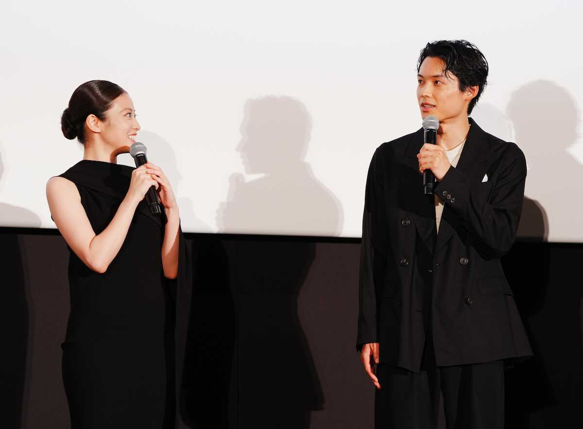 topicool_jp's tweet photo. 【トピクル】

松村北斗、亡き東野圭吾さんに誓う「想い受け継ぐ」　ダブル主演映画『白鳥とコウモリ』完成披露で決意新た

監督が「きっと東野先生も喜んでくれた」と語る自信作。松村さんは「深い意味での優しさ」を感じ取ったといいます

▼記事はこちら▼
🔗https://t.co/SgVMEvQo0N

＃松村北斗 https://t.co/2YllUT9tIq