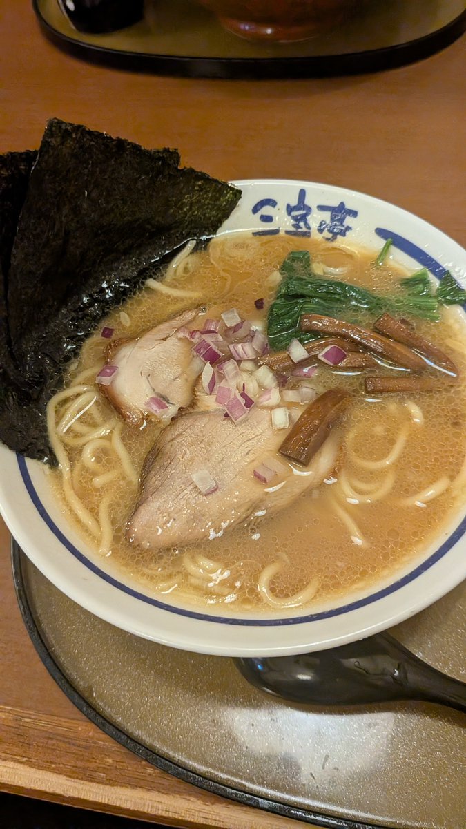 sido0812's tweet photo. 1ヶ月振りのお店のラーメンは身体に沁みるぜー https://t.co/nPDEbKgLWi