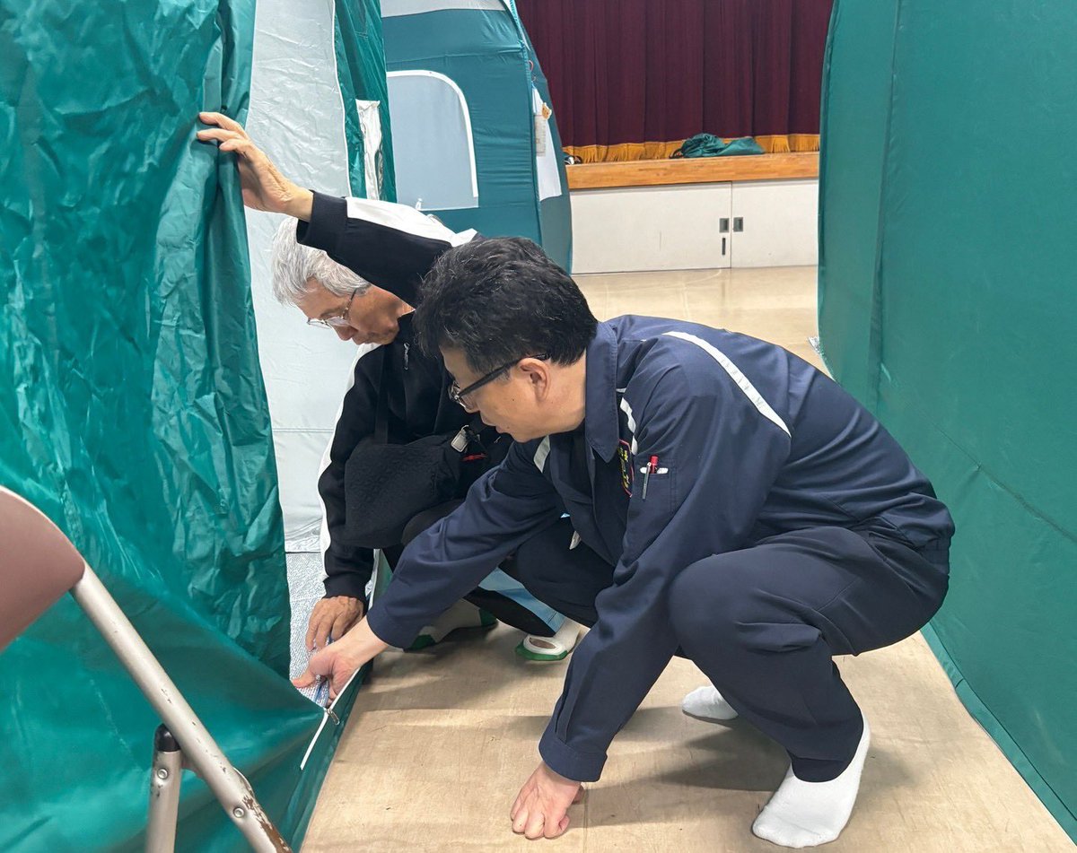 K_Onishi's tweet photo. 今日は東区や中央区の避難所を回り、避難者の皆さんから直接お話を伺いました。

避難所の環境について様々な報道やSNSでの発信がありますが、大切なのは、現場で何が起きているのかという事実です。

現在、熊本市では、開設しているすべての避難所でエアコン、トイレ、食事を確保するとともに、段ボールベッドや簡易ベッド、プライバシーに配慮したテントやパーティションを整備しています。 また、畳の部屋を利用できる避難所もあります。

「床で寝ている方がいる」という報道もありますが、実際には、普段から布団で寝る習慣がありベッドを希望されない方や、ご家族や周囲との距離を考えて床やベンチを選ばれている方もいらっしゃいます。現在は、お一人おひとりのご希望に沿えるよう対応しています。

今日お会いした避難者の皆さんからは、「安心して過ごせています」「本当にありがとうございます」「お弁当が本当に美味しい」といった温かい言葉もいただきました。もちろん、ご要望や改善すべき点も率直に伺い、その場で対応できるものは対応し、本部にも改善を指示しています。

避難生活が長引けば、新たな課題も生まれます。だからこそ、現状に満足することなく、一つひとつ改善を積み重ねていきます。

災害対応で何より大切なのは、憶測や印象ではなく、現場の事実です。これからも私は出来る限り現場に足を運び、避難者の皆さんの声を直接伺いながら、一つひとつ課題を改善し、誰一人取り残さない避難所運営に全力で取り組んでまいります。