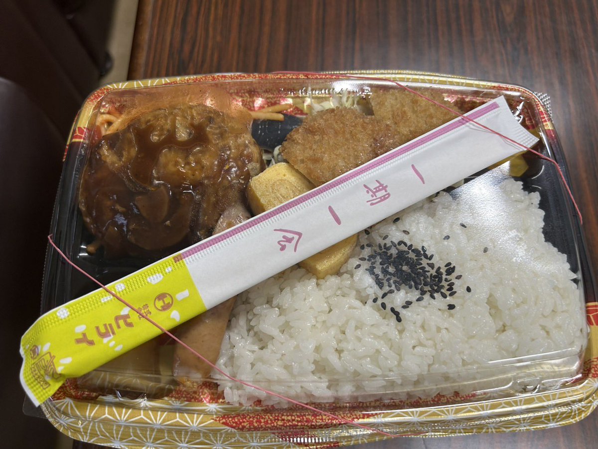 K_Onishi's tweet photo. 今日は東区や中央区の避難所を回り、避難者の皆さんから直接お話を伺いました。

避難所の環境について様々な報道やSNSでの発信がありますが、大切なのは、現場で何が起きているのかという事実です。

現在、熊本市では、開設しているすべての避難所でエアコン、トイレ、食事を確保するとともに、段ボールベッドや簡易ベッド、プライバシーに配慮したテントやパーティションを整備しています。 また、畳の部屋を利用できる避難所もあります。

「床で寝ている方がいる」という報道もありますが、実際には、普段から布団で寝る習慣がありベッドを希望されない方や、ご家族や周囲との距離を考えて床やベンチを選ばれている方もいらっしゃいます。現在は、お一人おひとりのご希望に沿えるよう対応しています。

今日お会いした避難者の皆さんからは、「安心して過ごせています」「本当にありがとうございます」「お弁当が本当に美味しい」といった温かい言葉もいただきました。もちろん、ご要望や改善すべき点も率直に伺い、その場で対応できるものは対応し、本部にも改善を指示しています。

避難生活が長引けば、新たな課題も生まれます。だからこそ、現状に満足することなく、一つひとつ改善を積み重ねていきます。

災害対応で何より大切なのは、憶測や印象ではなく、現場の事実です。これからも私は出来る限り現場に足を運び、避難者の皆さんの声を直接伺いながら、一つひとつ課題を改善し、誰一人取り残さない避難所運営に全力で取り組んでまいります。