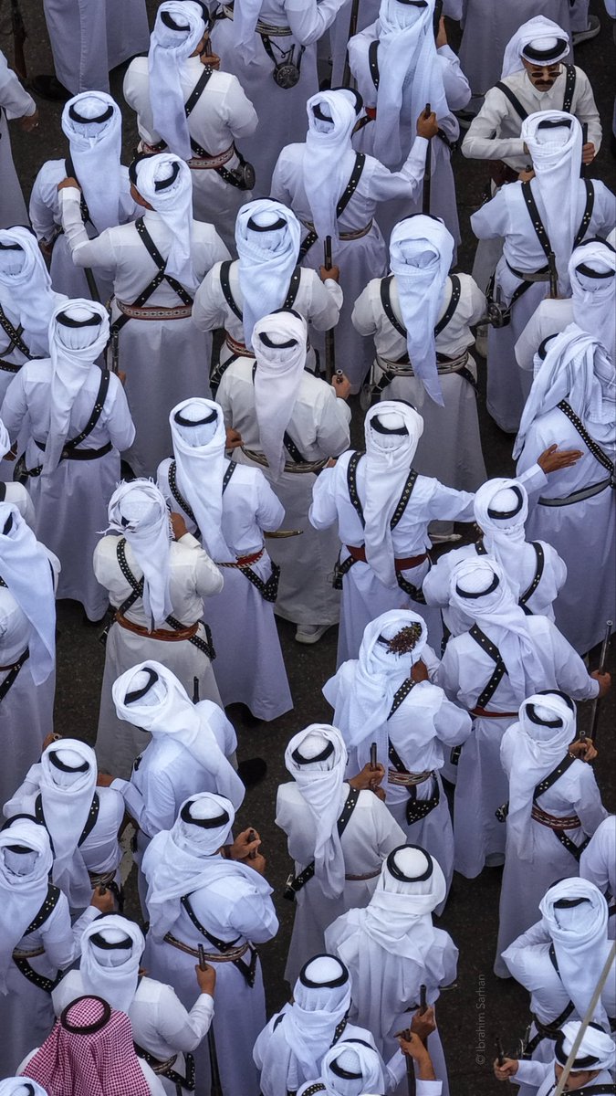 secretsandscars's tweet photo. هذا التراث الحي نبض أجدادٍ نطق في حناجر الأحفاد. عرضة الحرب في "مدقال بني عمرو" تُثبت أن الزمن لم يمت، بل يعيد نفسه بفخر. حفظ الله هذه الأر#تراث_الأجداد #فخرض وأهلها 🇸🇦💚 https://t.co/gU2dL6NNTt