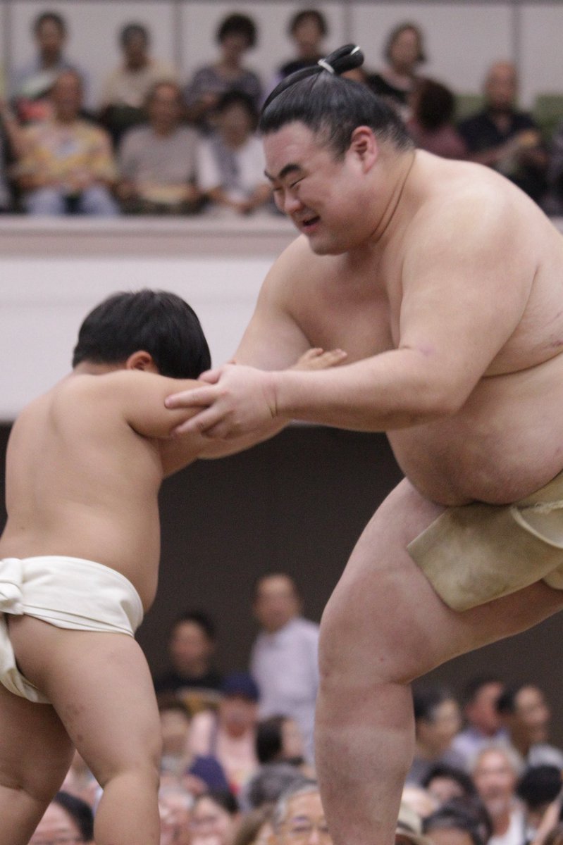 sumo_pics_onion's tweet photo. ちびっ子相撲の間、終始慈愛に満ちた笑顔が絶えなかった隆の勝
#岐阜巡業 https://t.co/9h31C3WhnS