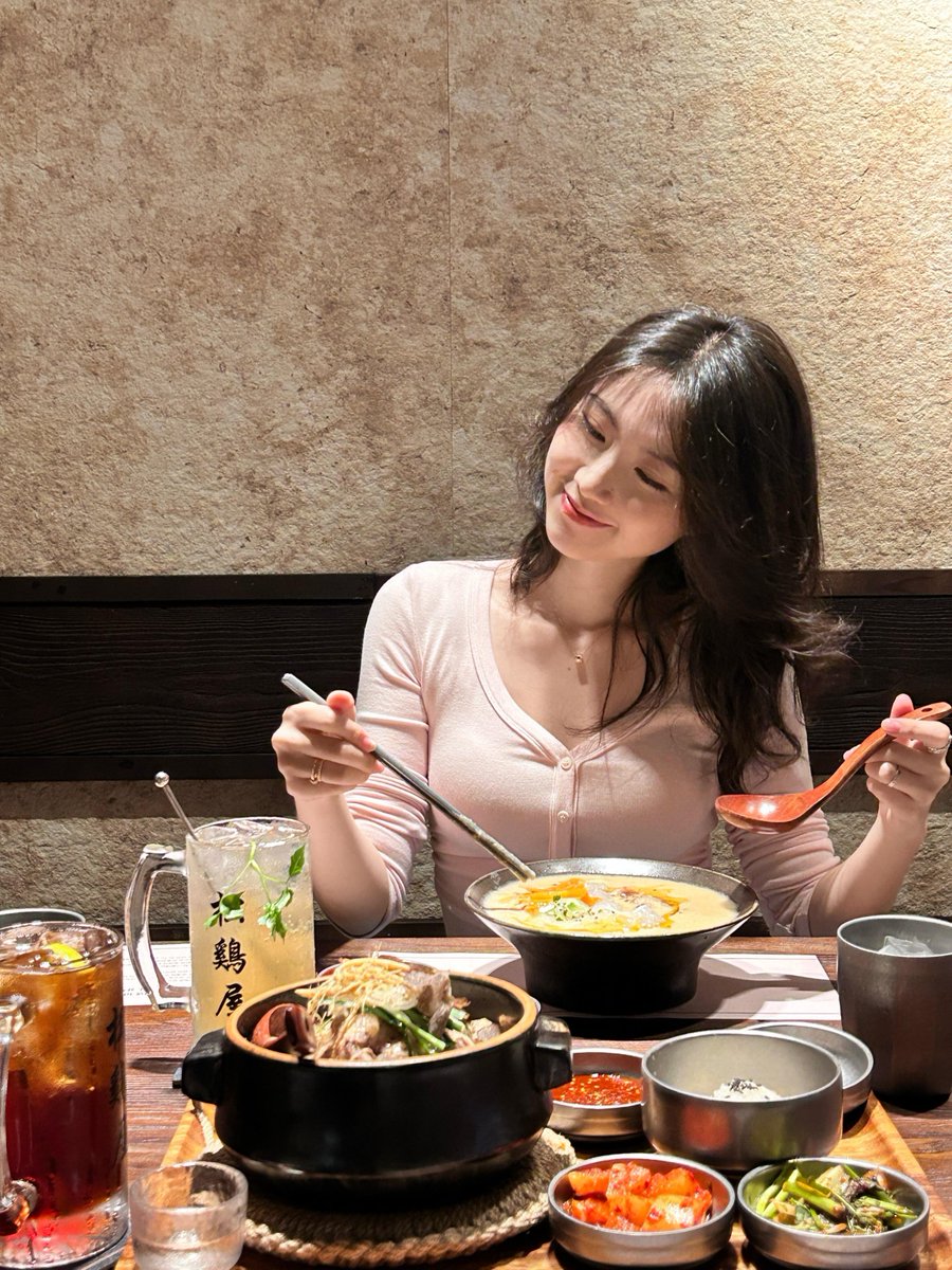 Emaauolktim's tweet photo. After taking photos with a friend this afternoon, I went to a very famous restaurant to enjoy a delicious dinner🤤🤤 https://t.co/eSo0a3GAa4