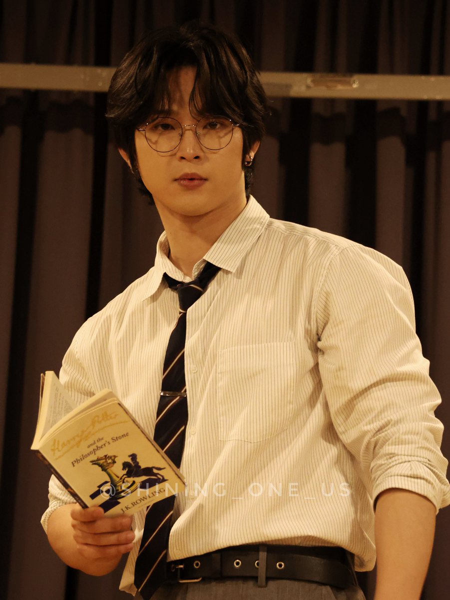 shining_one_us's tweet photo. 🐥👓📖

260712 디마뮤
#원어스 #이도 #ONEUS #LEEDO https://t.co/1DpUNJsvli