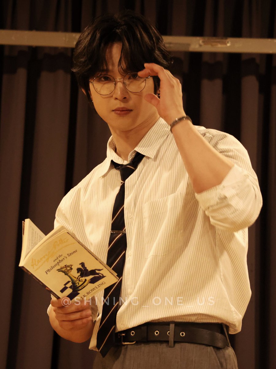shining_one_us's tweet photo. 🐥👓📖

260712 디마뮤
#원어스 #이도 #ONEUS #LEEDO https://t.co/1DpUNJsvli