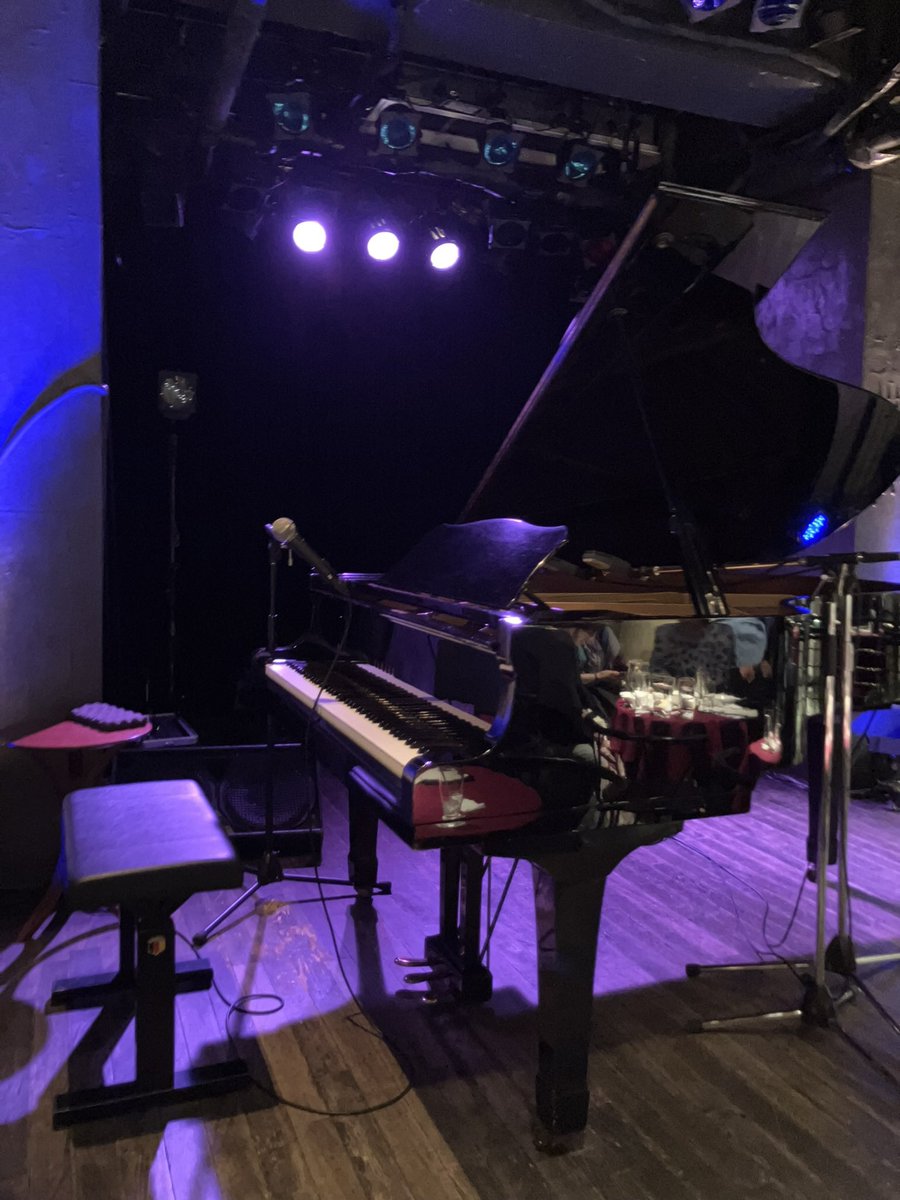 nonandkai's tweet photo. もう１ヶ月程前だけど…^ ^
松本俊明さんのピアノライブのステキな響きがリフレインしています🎶
以前からの大好きな曲や、今感じた事を即興で弾かれたり…お話するようにメロディが流れて、心地よくスーッと沁み渡る🎹
運良く最前でラストに手を振ったら笑顔で振り返してもらえてラッキーでした😊 https://t.co/brKLbKC9Pc