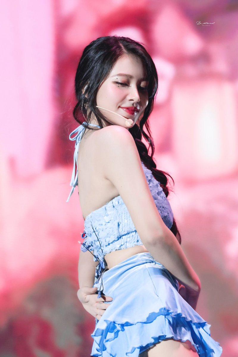 lovesyrimie's tweet photo. her in this outfit >>> https://t.co/MdybHvQYIS