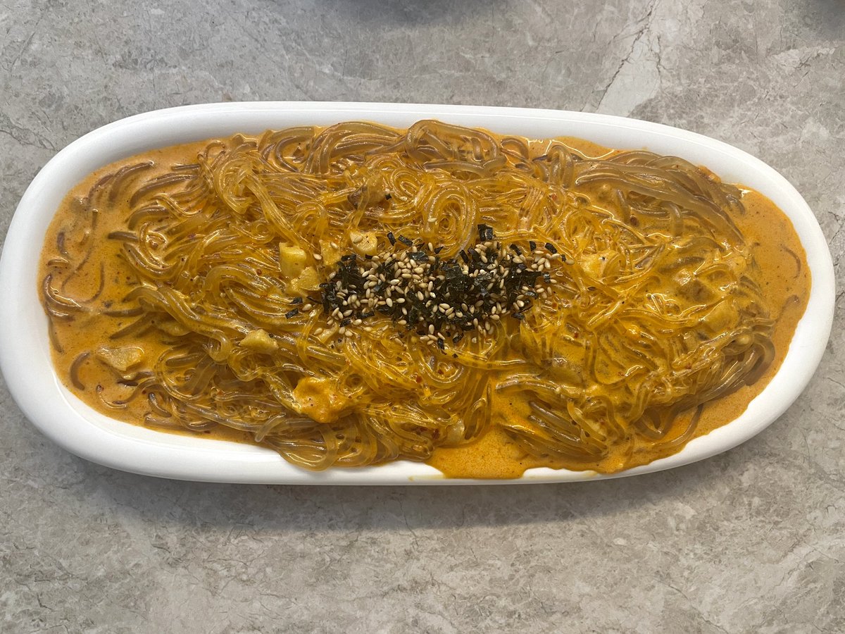 Jamsaengoo's tweet photo. 융감하게님보고 만든 불닭크림당면 
꾸덕꾸덕 ㅁㅊ느에 ….
당면이라 쑥쑥. 드가서 위험한 음식같음💀
만드는법 타래로… https://t.co/5UJocatfkn