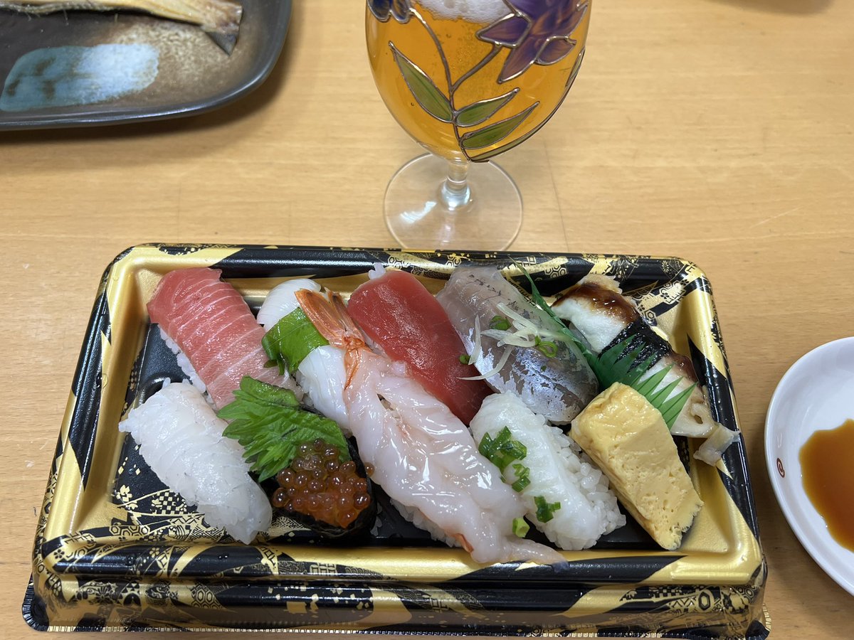 KTgiil3's tweet photo. 今日は寿司と🍺
ヨーカドーの寿司は美味いねー😁
#晩酌 https://t.co/wNt96PlyvW
