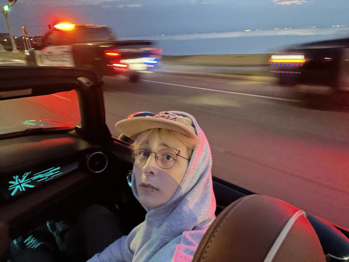 kyisfalse's tweet photo. Racing the cops #realtrapshit #ontherun #beatthatcase #freeme https://t.co/ixGKjP5wvR