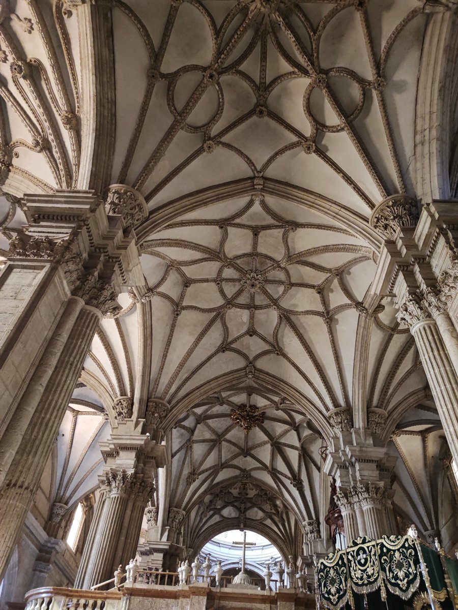 trastamara_ana's tweet photo. La Santa Apostólica Iglesia Catedral de la Encarnación de Guadix supone un compendio de historia, arte y tradición religiosa.

Su título de Apostólica le viene dada por estar considerada la primera diócesis de todo el territorio que hoy conforma nuestro país.
La presencia cristiana se testimonia en Guadix desde el siglo I cuando su patrón, San Torcuato, uno de los Siete Varones Apostólicos discípulos, según la tradición del Apóstol Santiago, funda en la ciudad romana de Acci (la actual Guadix) el primer episcopado de nuestro suelo patrio. Por tanto, la historia de la Catedral de Guadix remonta sus orígenes espirituales a la aparición del Cristianismo en la Hispania Romana.

La creación de la Diócesis de Guadix tras la conquista del Reino Nazarí no fue una fundación desde cero, sino un proceso institucionalizado formalmente el 21 de mayo de 1492.

Tras la capitulación de la ciudad ante los #ReyesCatólicos en diciembre de 1489, se inició una profunda reorganización jurídica, eclesiástica y social en el sureste peninsular.

Conviene recordar que la ciudad de Guadix se rindió pacíficamente a finales de diciembre de 1489, cuando el rey Abdallah al-Zagal entregó las llaves de la plaza a Fernando e Isabel. Aunque la ocupación militar fue inmediata, la reina Isabel decidió demorar la restauración formal del obispado algo más de dos años, hasta que se completara la toma definitiva de la ciudad de Granada en enero de 1492.

El marco legal para la nueva estructura eclesiástica se basó en los privilegios otorgados por el papa Inocencio VIII en 1486, quien concedió a los monarcas el Patronato Real. Este derecho les permitía controlar el nombramiento de obispos y la gestión de diezmos en los territorios conquistados.

En la propia Alhambra de Granada, el cardenal Pedro González de Mendoza firmó la bula ejecutoria que erigió oficialmente la Catedral de Guadix y la Iglesia Colegial de Baza.

En un primer momento, la diócesis se diseñó como sufragánea de la Archidiócesis de Toledo, sin embargo, a finales de 1492, el papa Alejandro VI elevó a Granada como sede metropolitana, dejando a Guadix, Almería y Málaga bajo su jurisdicción.

Siguiendo la costumbre de la Reconquista, la Mezquita Mayor de la ciudad de Guadix fue consagrada de inmediato al culto cristiano bajo la advocación de la Virgen de la Encarnación. Sobre el solar de este antiguo templo musulmán comenzó a proyectarse, décadas más tarde, la actual Catedral renacentista y barroca.

El verdadero encaje administrativo del obispado se consolidó en 1505 con la Bula de Erección de Beneficios y Oficios Parroquiales, impulsada por el arzobispo Hernando de Talavera y fray Diego de Deza.

#ReyesCatólicos 
#HistoriadeEspaña🇪🇦 
@CesareDaSubiaco