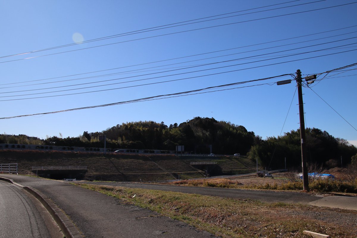 shngot1130's tweet photo. 千葉県木更津市の笹子城
2026年1月の訪城
真里谷武田信隆公の弟である武田信茂公が城主だったと伝わります。比高30mほどの南北に長い尾根に曲輪を連ねた作りで曲輪間は堀切で断ち切っています。 https://t.co/mouosoyWMv