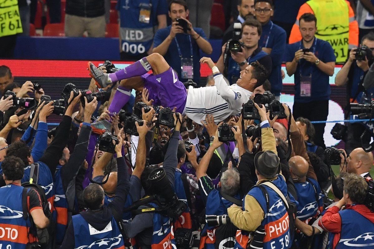 Grandsoncr7's tweet photo. Throwback to when Barcelona players respectfully lifted Messi after he scored twice in the 2017 Champions League final against Juventus. https://t.co/yPU6bkEkFf