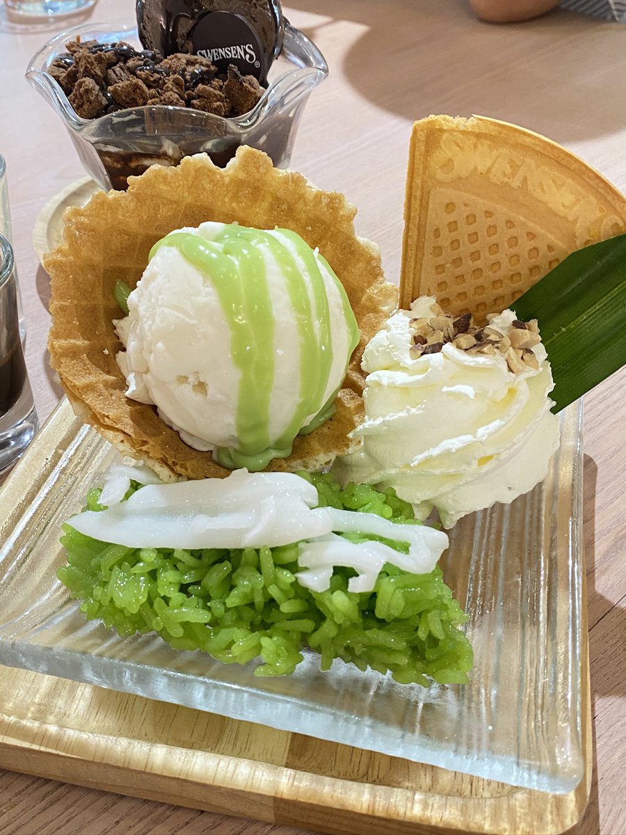 Blueterbear's tweet photo. มาแอ่ว Swensen’s เชียงใหม่ ตอนแรกจะลองอัลตร้าสมูทแต่เขาไม่แถมแก้วกับช้อน ก็เลยลองทาน กะทิมะพร้าวอ่อนสังขยาใบเตย🌱 เผื่อใครสนใจลองดูได้ที่ร้านหรือจะสั่งไลน์แมนหิว ๆ พิกัดคับ 👉🏻https://t.co/f6krmZG2yw https://t.co/omj2Zayfx6