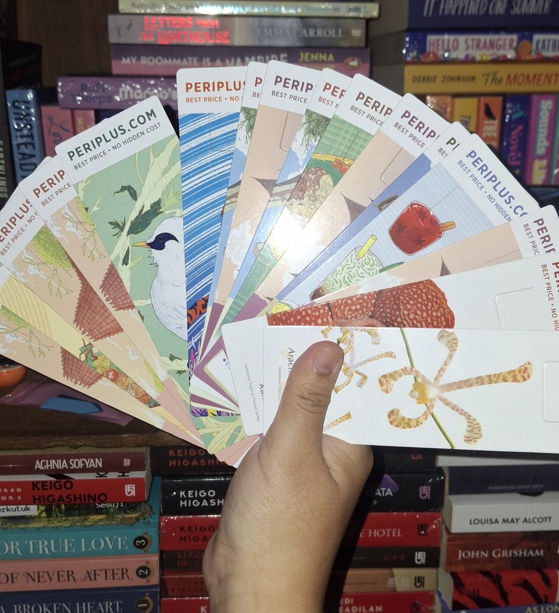 naraestpace's tweet photo. dulu tuh gue pas awal2 join jadi booktwt suka liat orang2 pamer bookmark periplus dan dlm hati tuh kayak, aduh pengen deh gue punya 1 bookmark periplus, dan sekarang malah bisa rasain gimana rasanya jajan sampe bookmarknya segini meskipun blm sebanyak org2 juga 🥹 https://t.co/cJWOTgF7HZ
